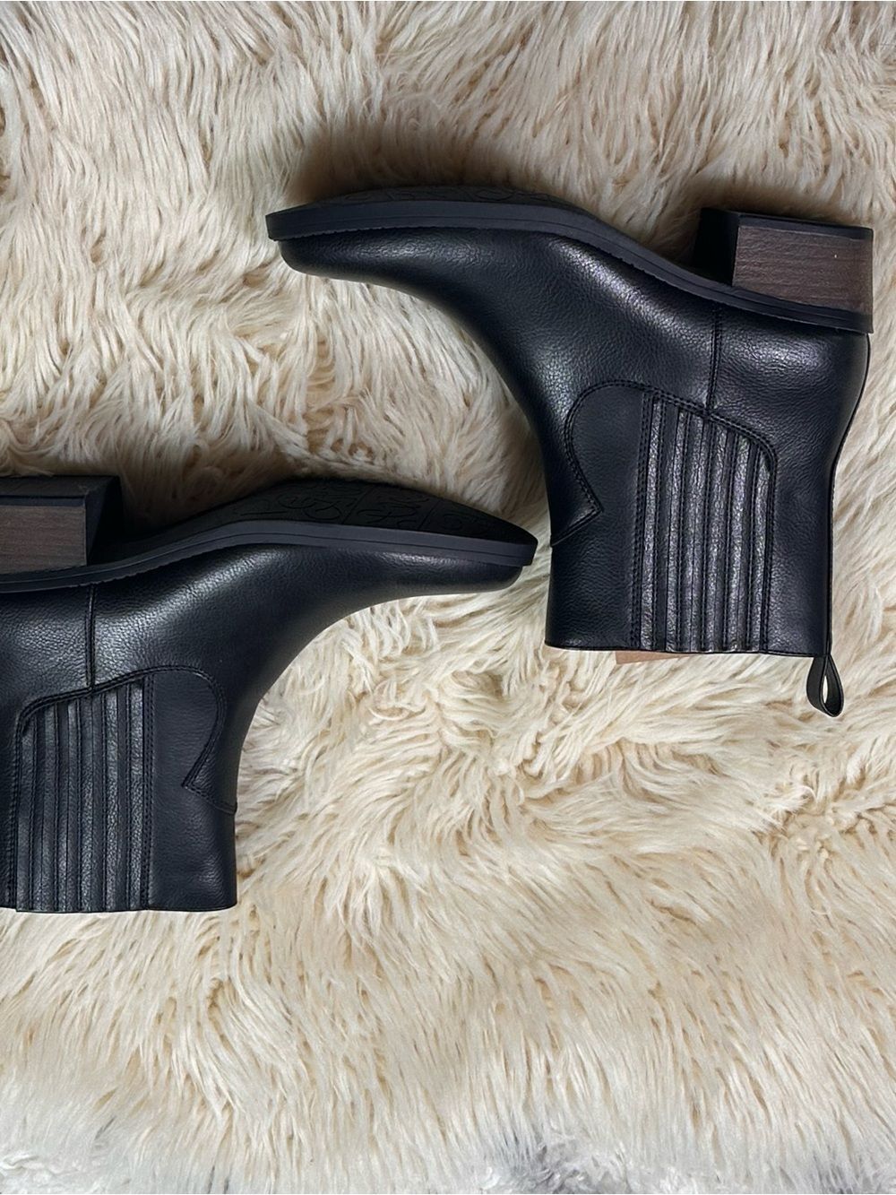 FRYE AND CO. Helmi Chelsea Boots in Black